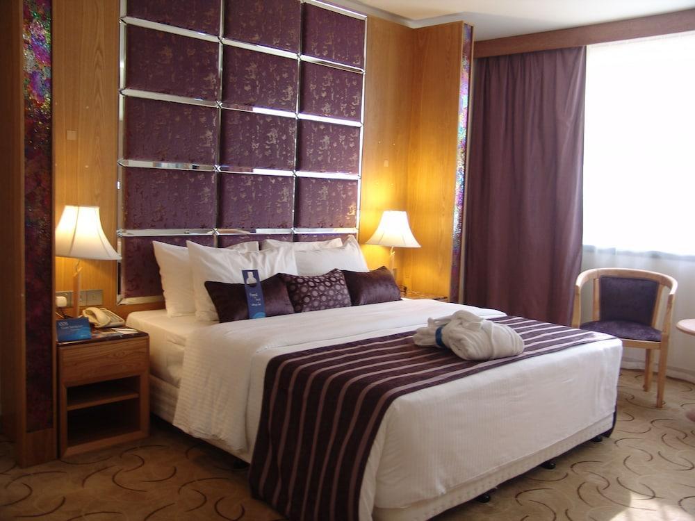 Radisson Blu Resort, Szardża Zewnętrze zdjęcie A bedroom in a hotel